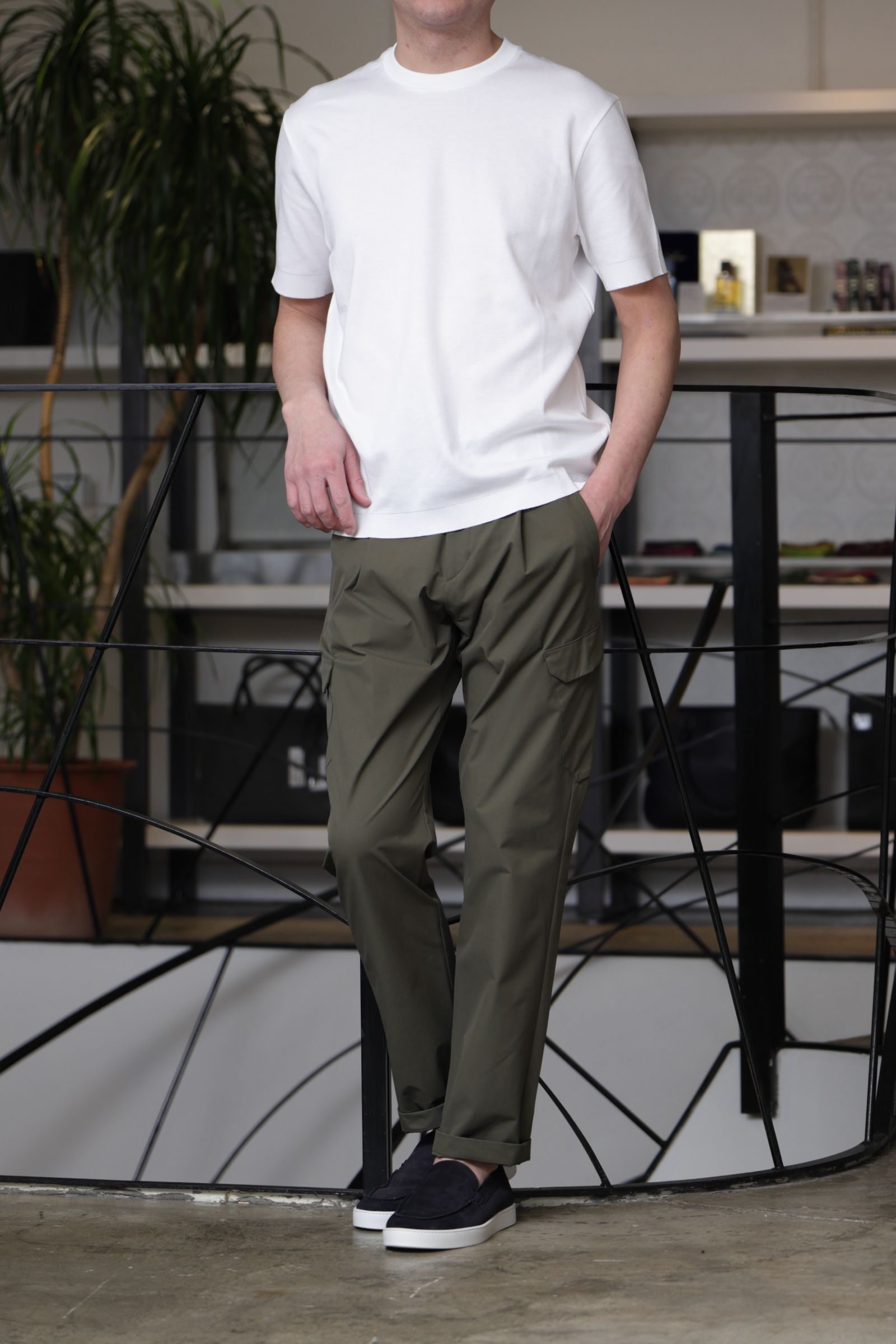 FUNCTIONAL WARDROBE ウォーターレペレント ストレッチナイロン 1プリーツ テーパード シャーリング カーゴパンツ / カーキ 7400