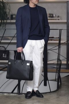 LARDINIを使用した、ホワイトパンツで引き立つ都会派ネイビースタイル