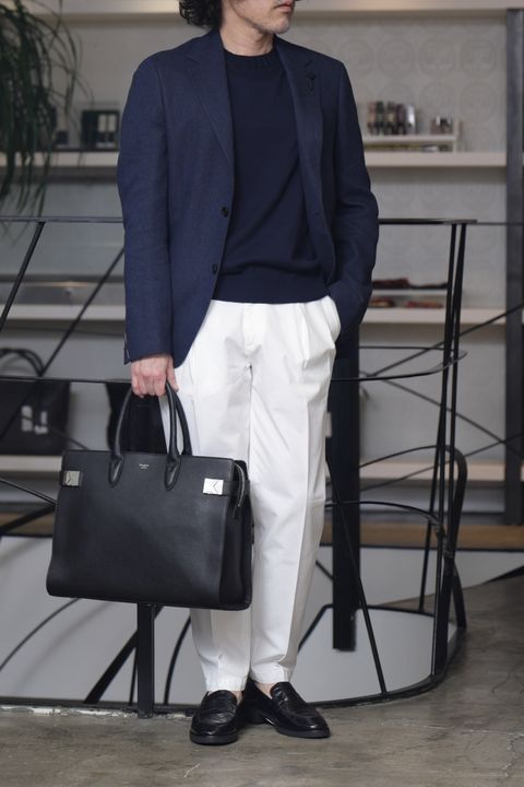 LARDINIを使用した、ホワイトパンツで引き立つ都会派ネイビースタイル