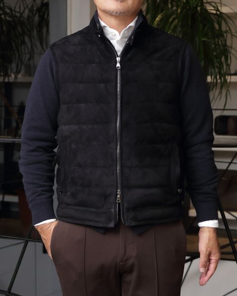 EMMETI JURI D.VEST ゴートスキンスエード シングル ダブルジップ ダウンベストを使用した異素材レイヤードで魅せる、大人の洗練カジュアル