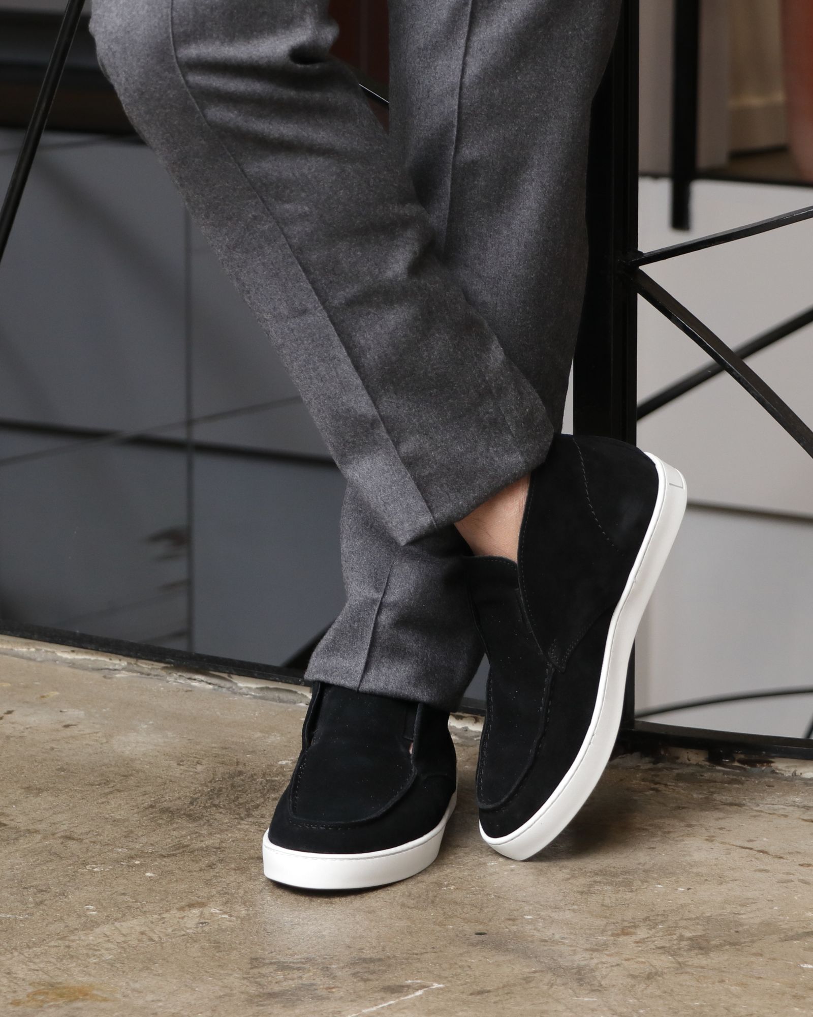 MOORER ダウンベストを使用したニュートラルカラーで魅せる、冬のクリーンスタイル