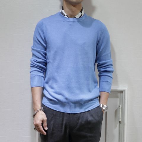 "ジャブステクノリネンを使用したブルーニットコーデ