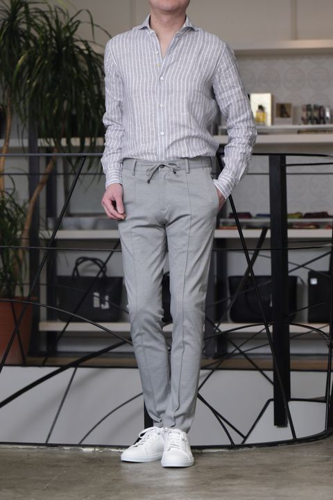 FILIPPO DE LAURENTIIS MA-1型 ジップアップニットを使用した、上品に仕上げる春のライトカラーコーデ