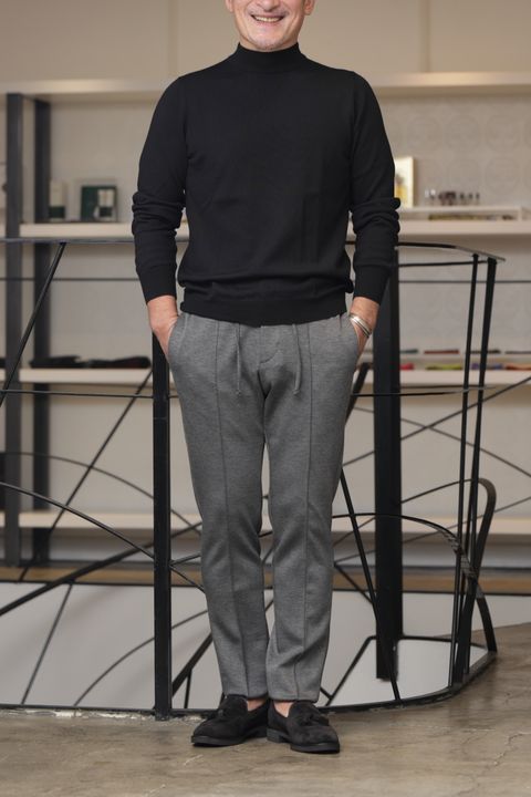 LARDINI ニットジャケットを使用した、ヘリンボーンで魅せる大人のモノトーンジャケットスタイル