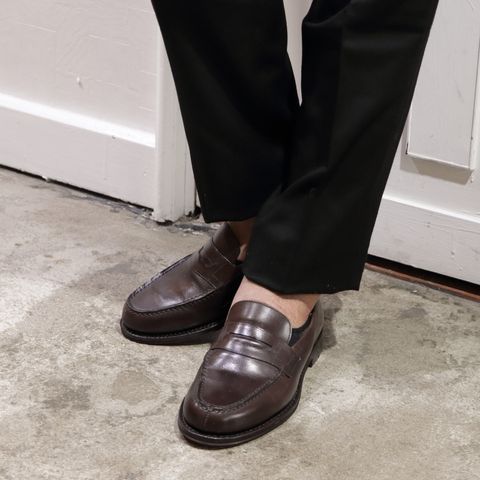 "JOHN SMEDLEY"ローゲージケーブルニットを使用したスタイル