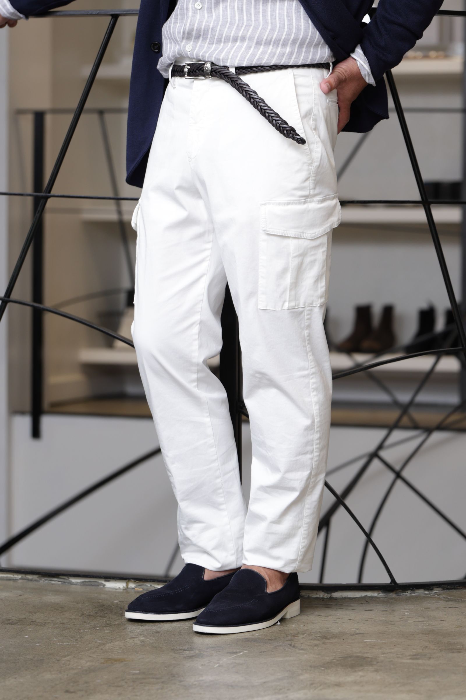 LARDINI コットン ニット ジャケットを使用した、ホワイトカーゴで魅せる大人のネイビースタイル