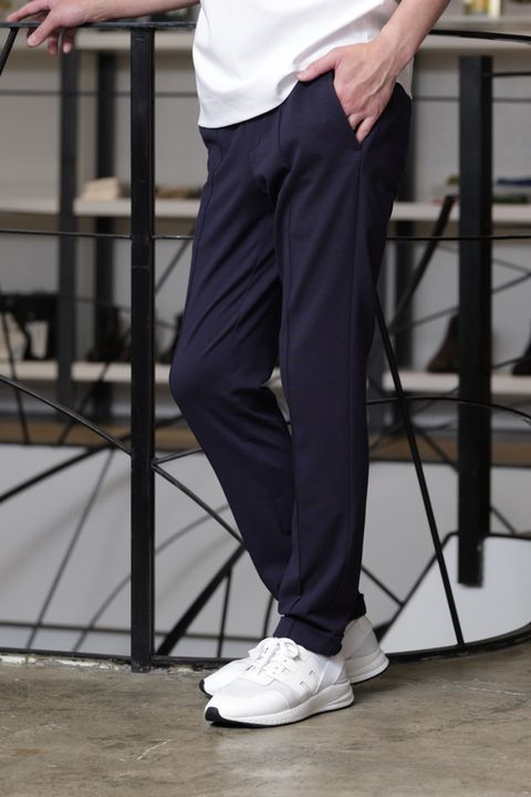 HERNO  超軽量撥水ナイロン スイングトップを使用した、軽やかに魅せる大人のアーバンスポーツ スタイル