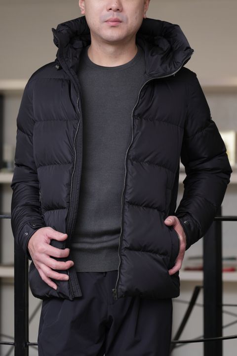 HERNO ダウンジャケットを使用した、スポーティーを品よく整える、冬のブラックスタイル