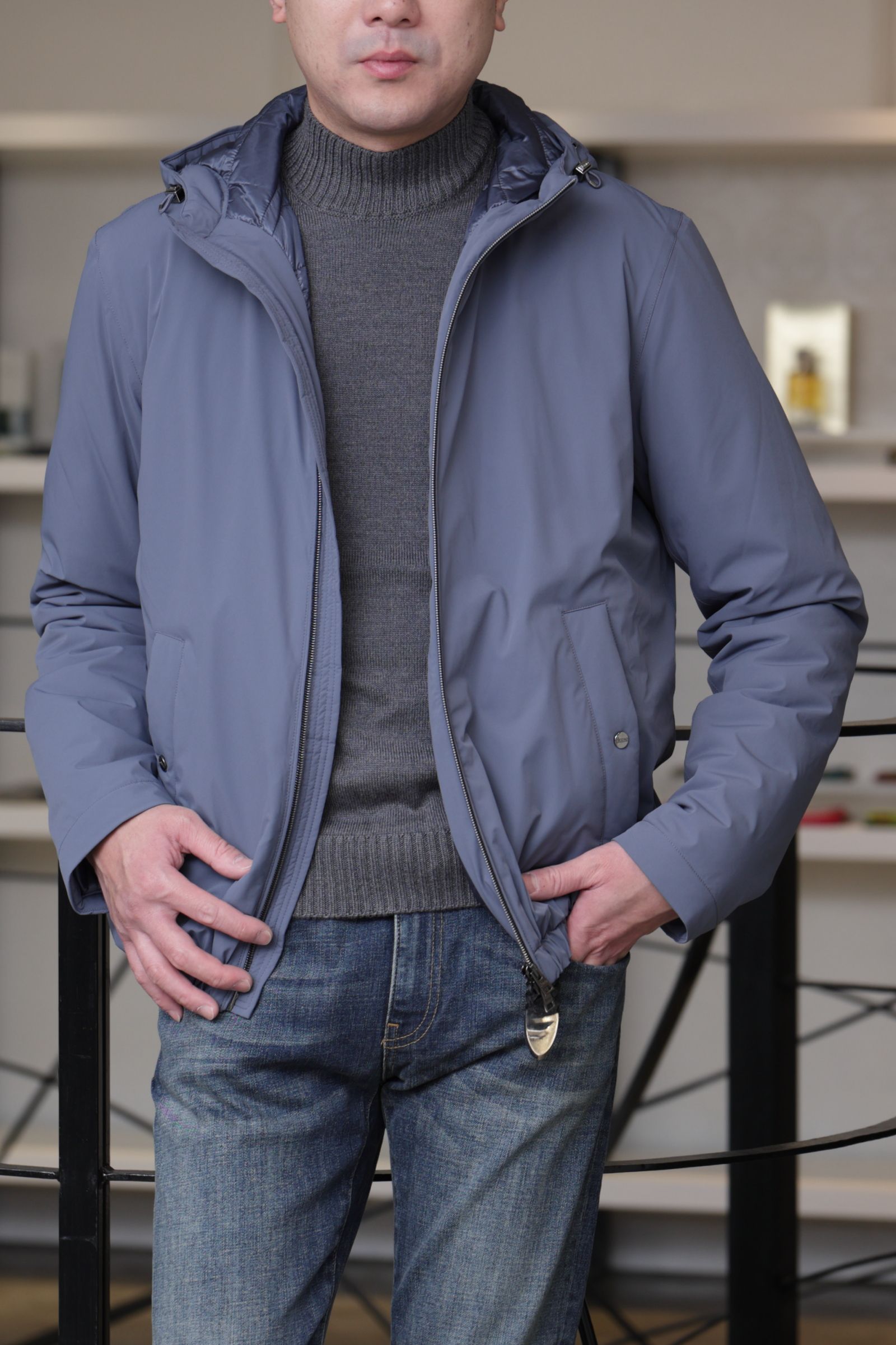 HERNO をダウンブルゾンを使用した、ブルーグレーで整える、都会的な大人のダウンスタイル