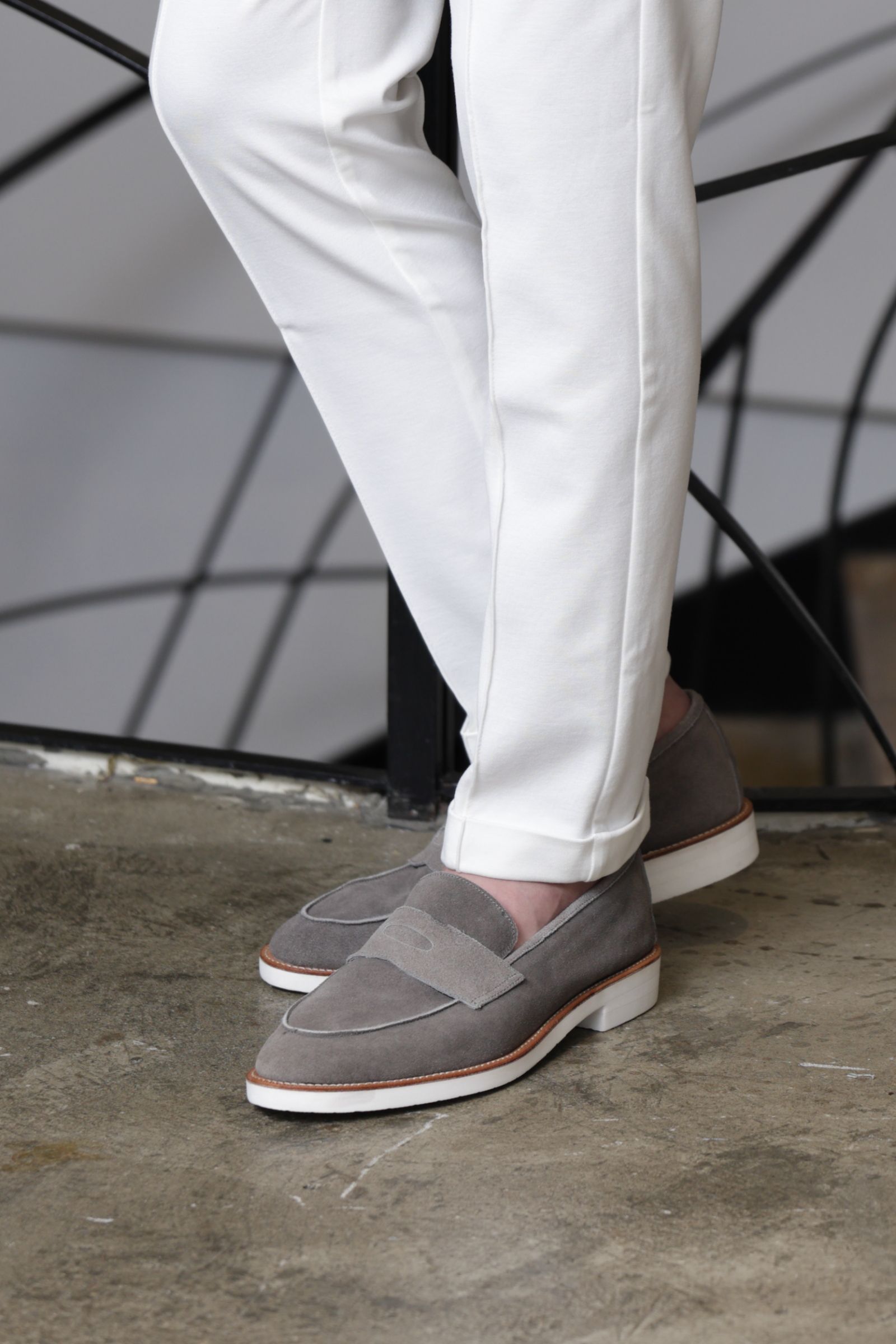 シャツジャケットを使用した、淡色トーンで整える大人の軽快スタイル