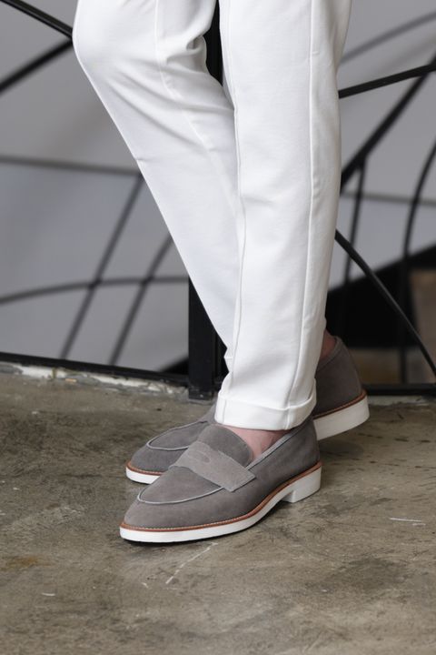 シャツジャケットを使用した、淡色トーンで整える大人の軽快スタイル