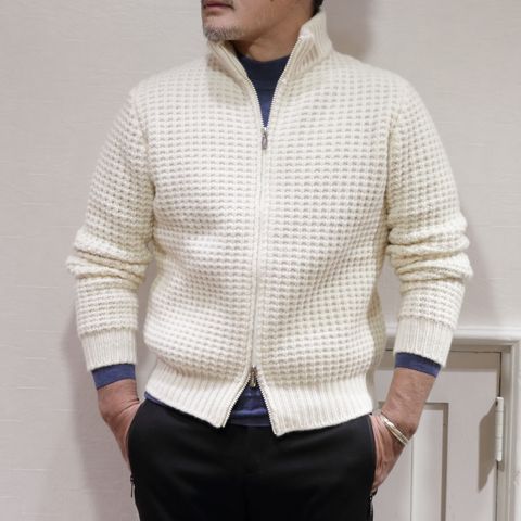 "MooRER"ダウンベストを使用したキレイめカジュアルスタイル
