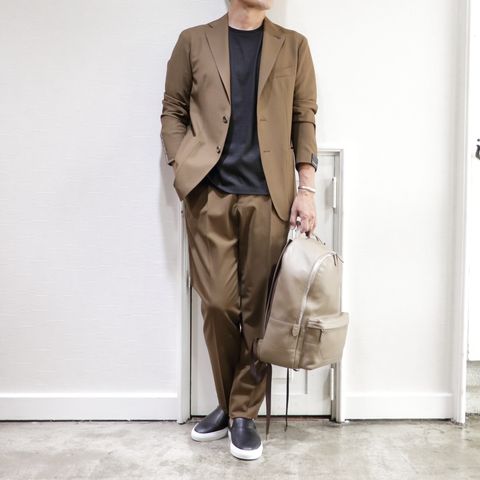 "TAGLIATORE"ストレッチ ウール 2Bスーツを使用したドレスカジュアル