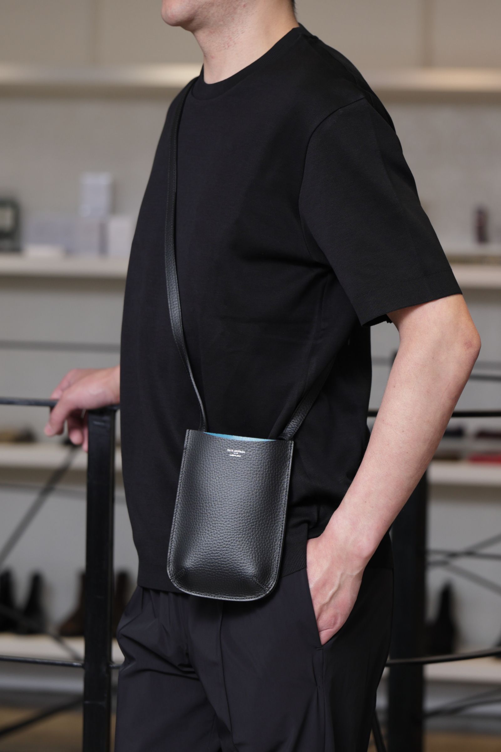 HERNO ストレッチジャージパーカを使用した、オールブラックで魅せる大人のリラックススタイル