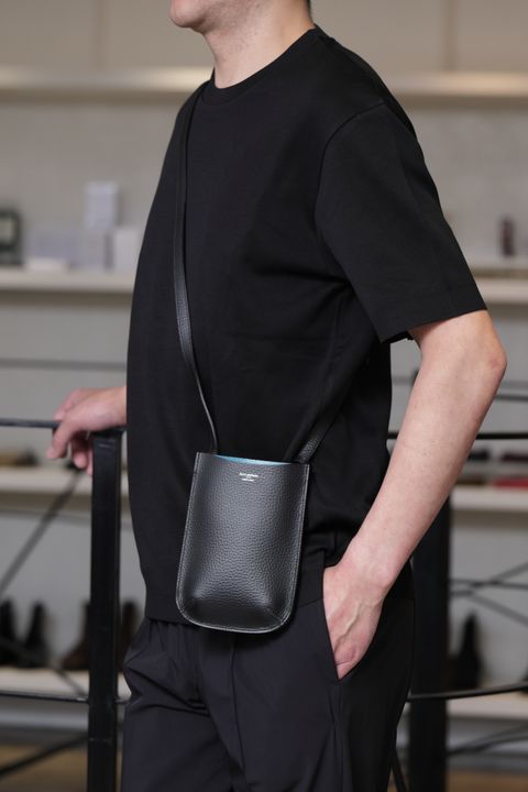 HERNO ストレッチジャージパーカを使用した、オールブラックで魅せる大人のリラックススタイル