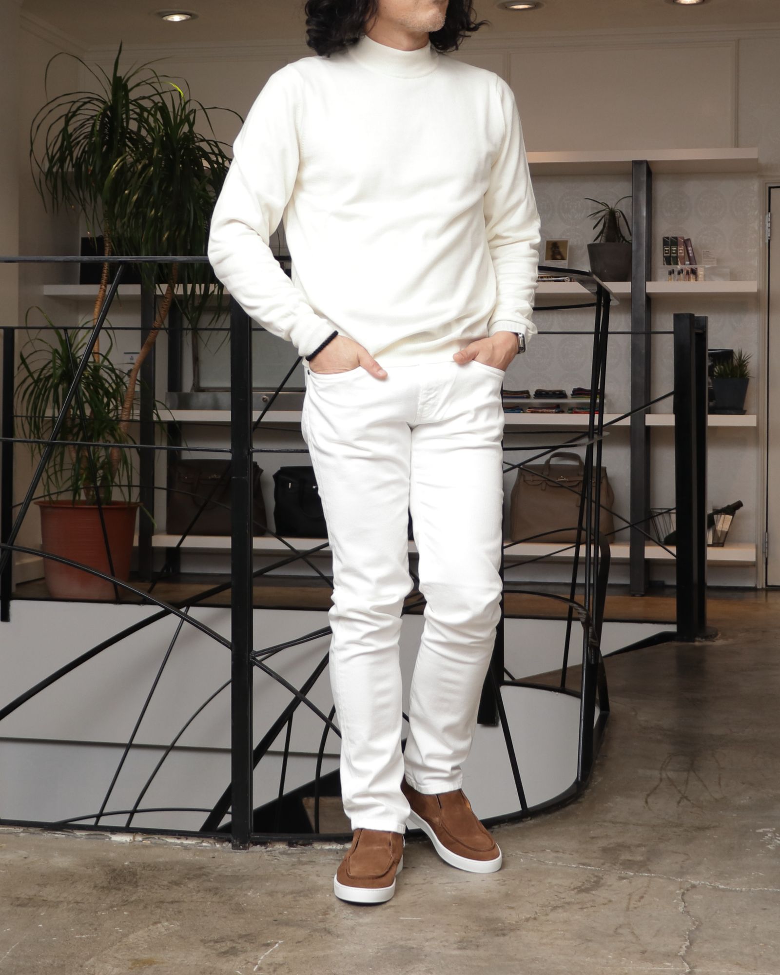 MACKAGE ダウンジャケットを使用したトーン・オン・トーンで魅せる、冬のリュクスカジュアル スタイリング