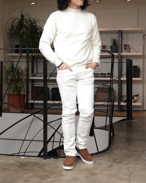 MACKAGE ダウンジャケットを使用したトーン・オン・トーンで魅せる、冬のリュクスカジュアル スタイリング