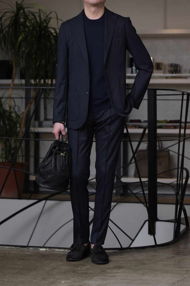 ジャブスアルキヴィオ セットアップスーツを使用した、ネイビーで整える軽快セットアップスタイル