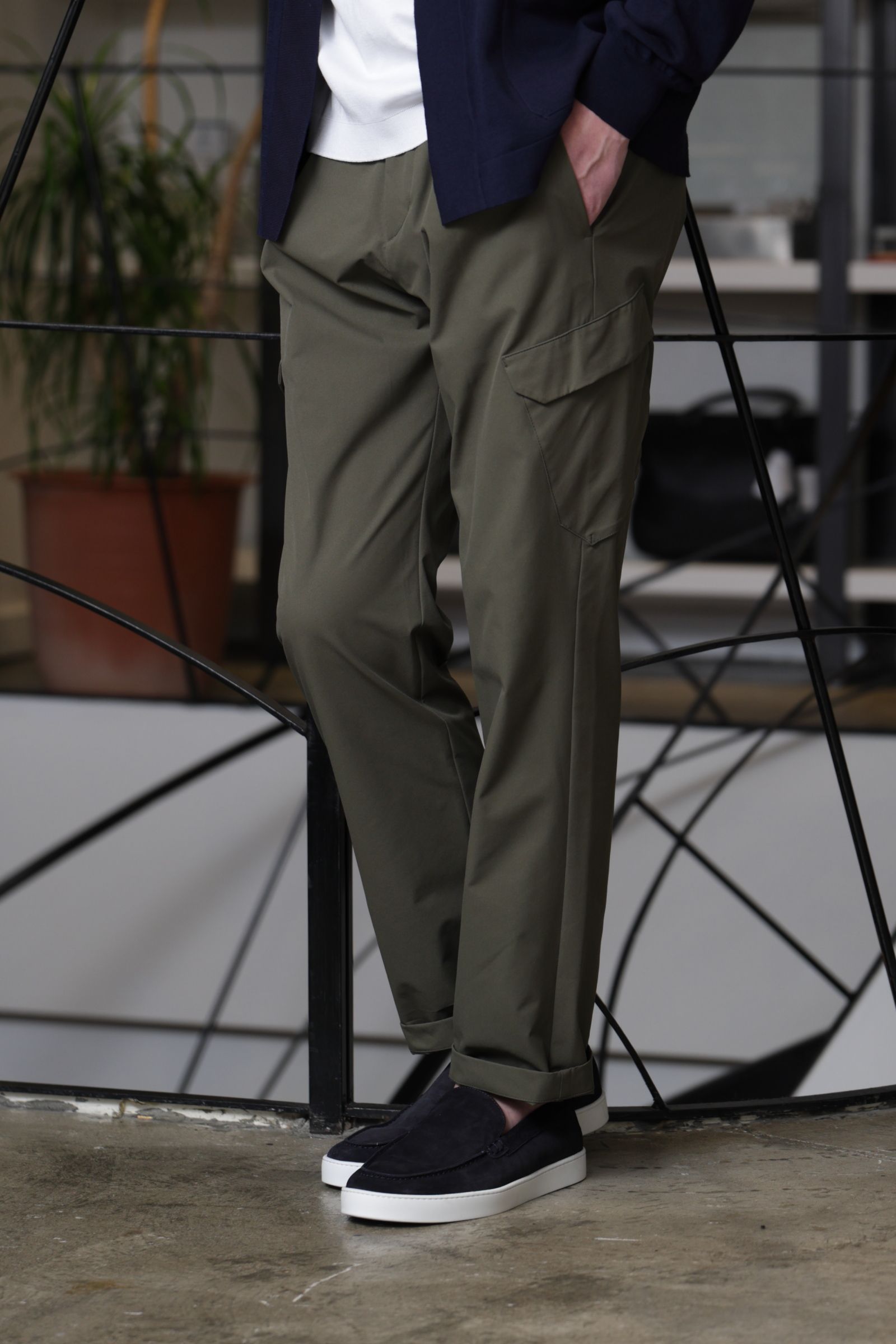 FUNCTIONAL WARDROBE ウォーターレペレント ストレッチナイロン 1プリーツ テーパード シャーリング カーゴパンツ / カーキ 7400