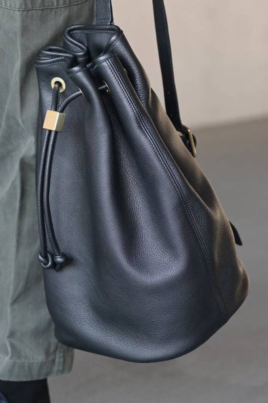DRAWSTRING BAG LARGE イタリアンキップレザー × 真鍮 巾着ワンショルダーバック / ブラック