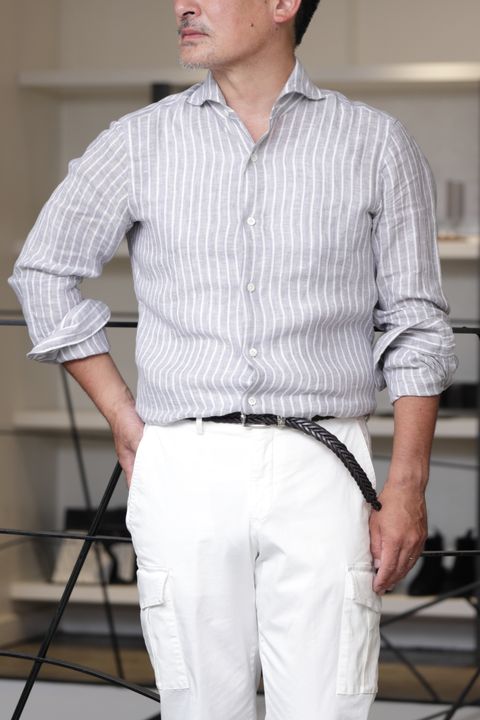 LARDINI コットン ニット ジャケットを使用した、ホワイトカーゴで魅せる大人のネイビースタイル