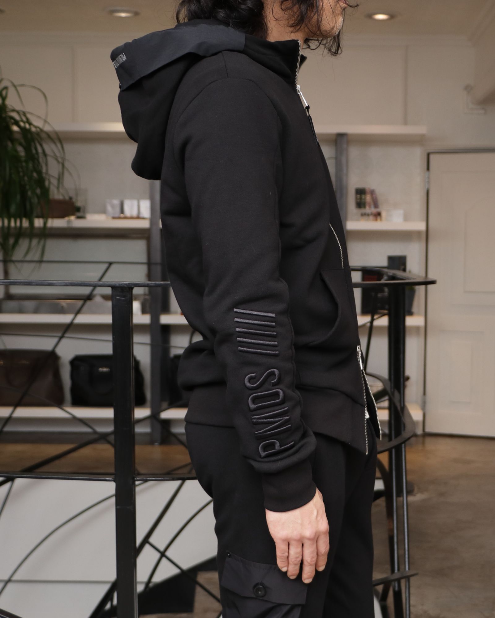 MACKAGE ダウンジャケットを使用したオールブラックで魅せる、モード×スポーツの融合スタイリング