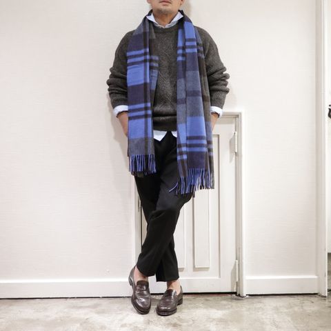 "JOHN SMEDLEY"ローゲージケーブルニットを使用したスタイル