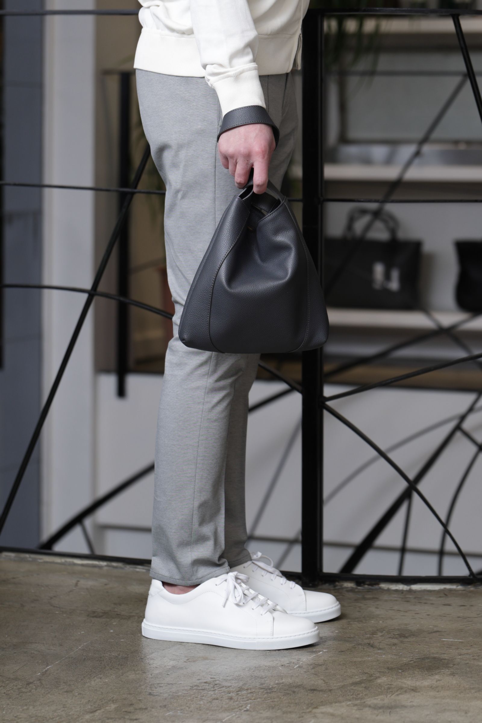 FILIPPO DE LAURENTIIS MA-1型 ジップアップニットを使用した、上品に仕上げる春のライトカラーコーデ