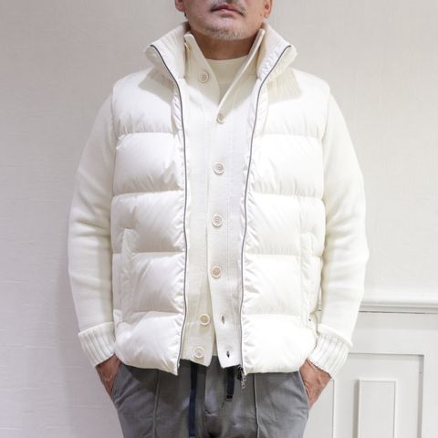 HERNOダウンベストを使用した上品カジュアルスタイル