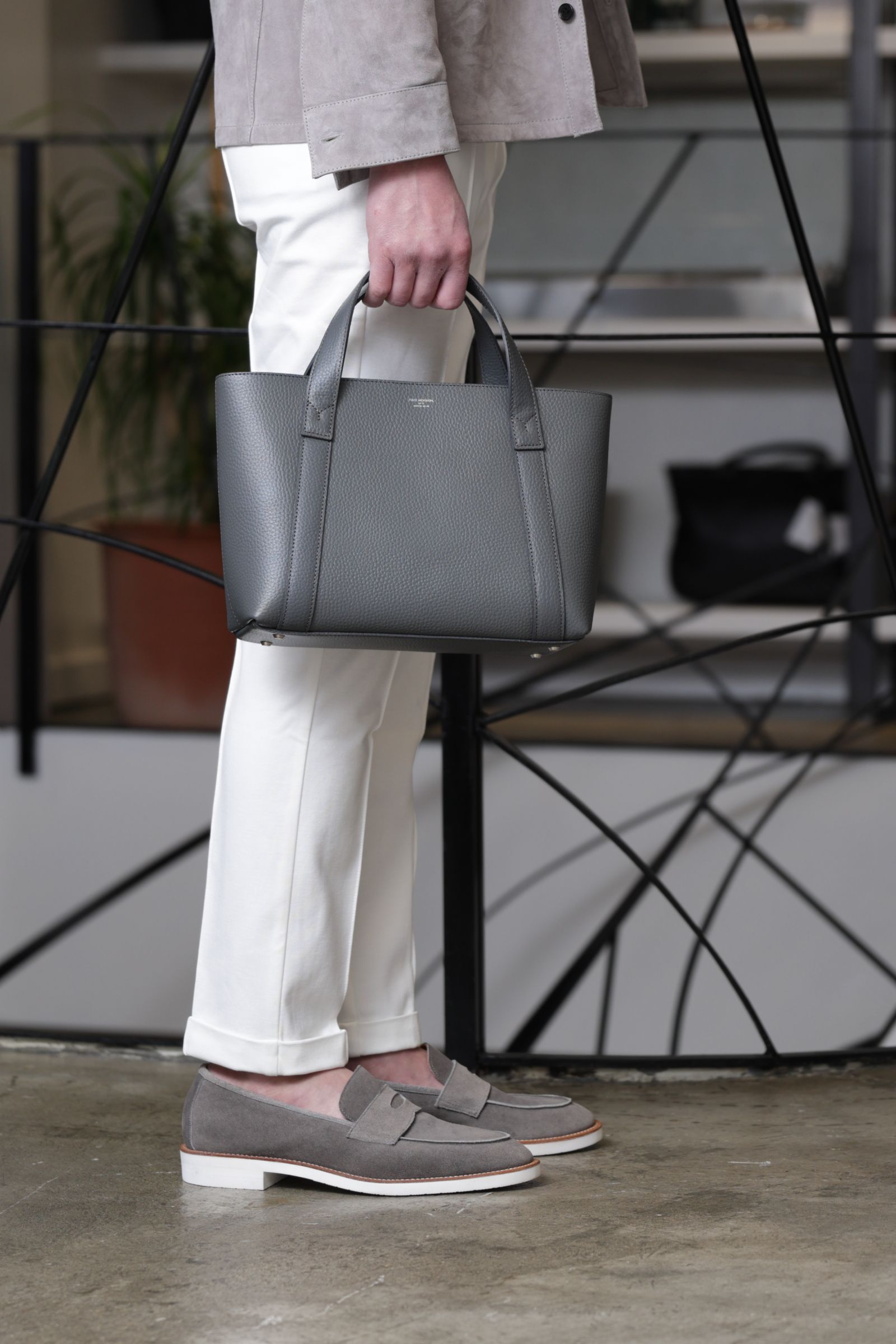 シャツジャケットを使用した、淡色トーンで整える大人の軽快スタイル