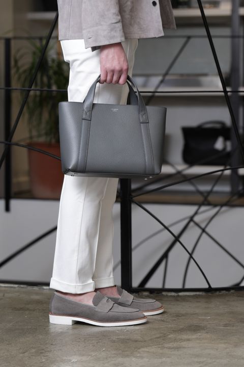 シャツジャケットを使用した、淡色トーンで整える大人の軽快スタイル