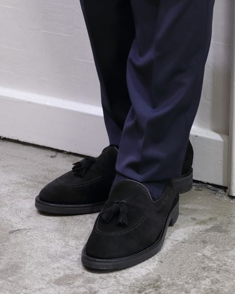 PELLE MORBIDA ミニトートバッグを使用したネイビースーツスタイル