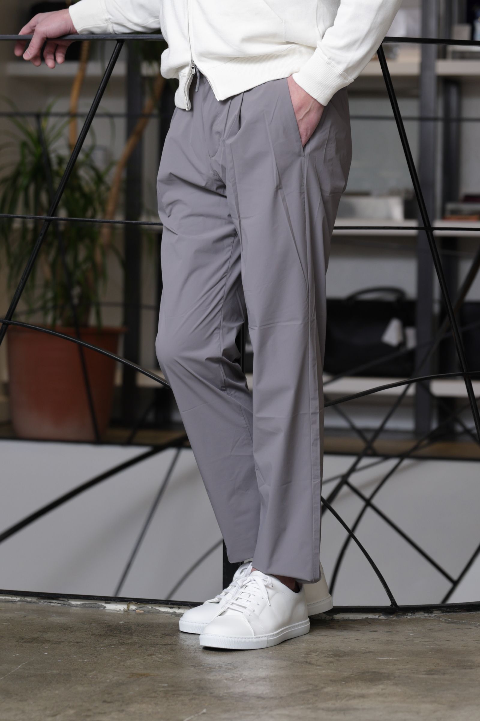 FUNCTIONAL WARDROBE ウォーターレペレント ストレッチナイロン 1プリーツ テーパード シャーリングパンツ / ブラック 9300