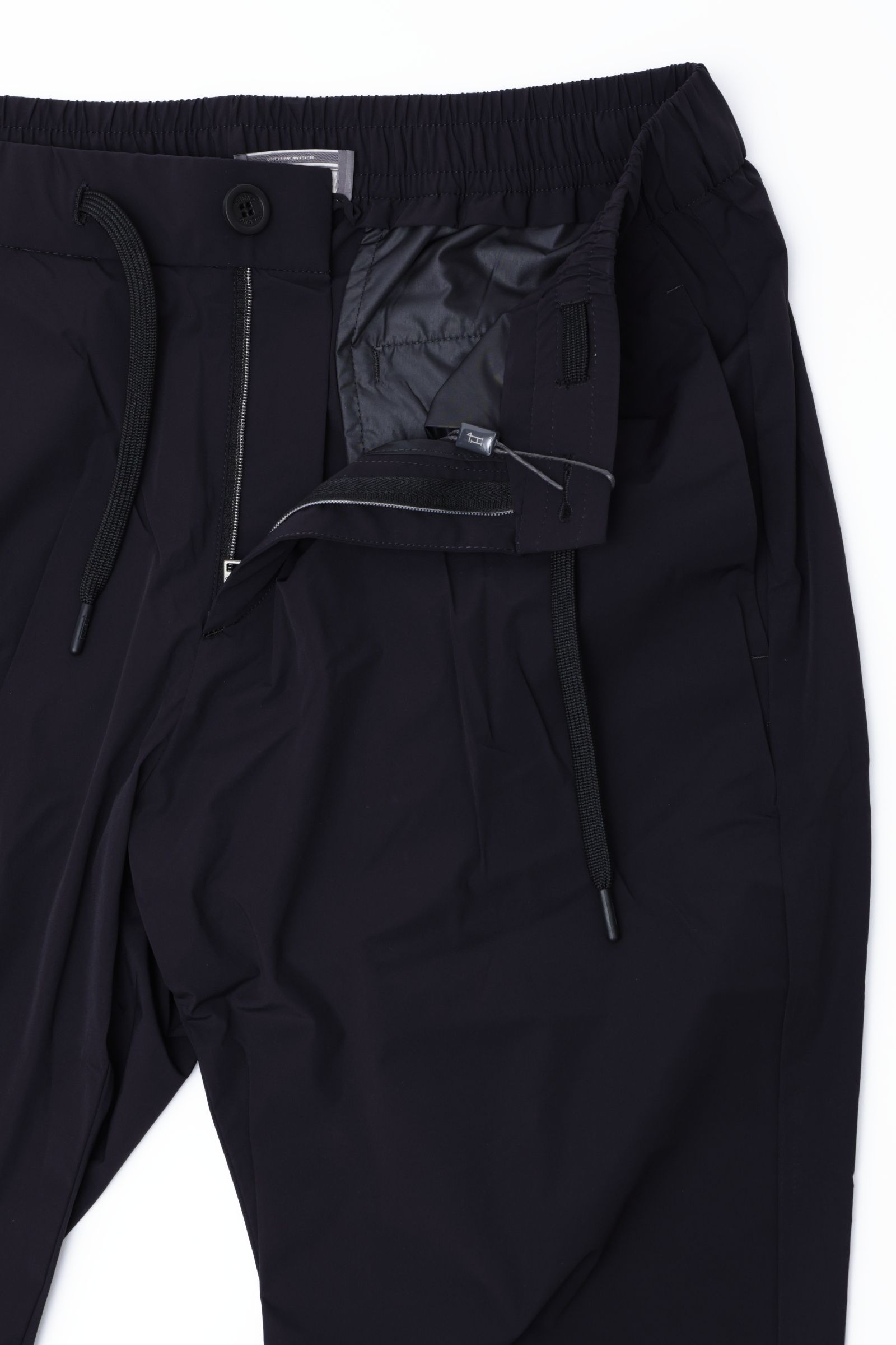 FUNCTIONAL WARDROBE ウォーターレペレント ストレッチナイロン 1プリーツ テーパード シャーリングパンツ / ブラック 9300