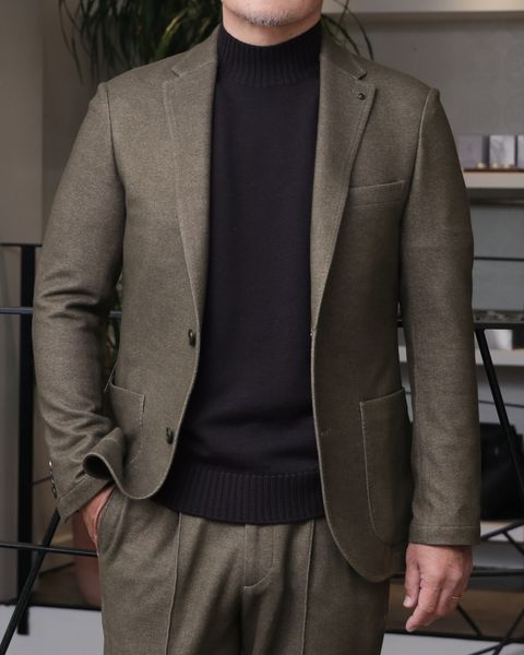 WH ダブルエイチ ディアスキン タッセルローファーとAOURE ウォームジャージースーツを使用した、カーキを都会的に纏う、上品ジャージーセットアップスタイル