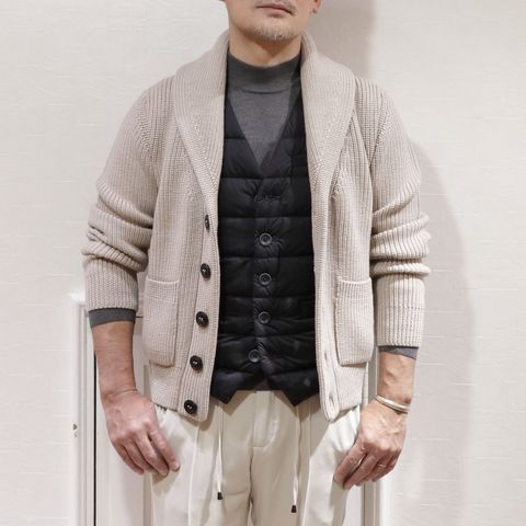 "HERNO"ダウンジレを使用したリラックススタイル