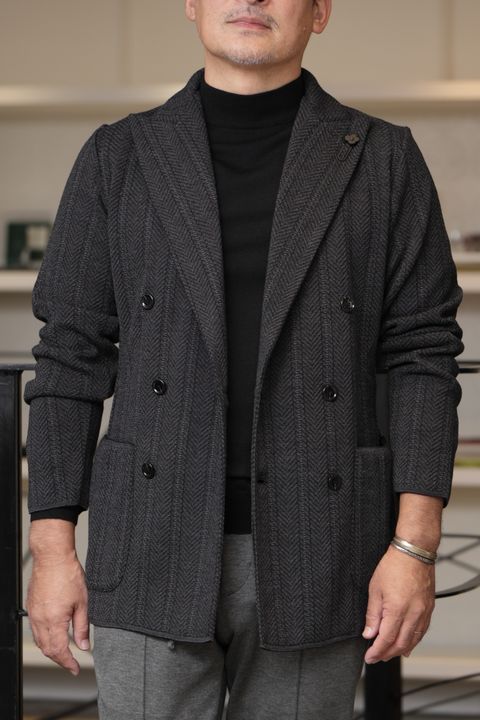 LARDINI ニットジャケットを使用した、ヘリンボーンで魅せる大人のモノトーンジャケットスタイル