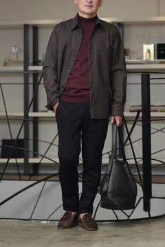 Gran Sasso モックネック ニットを使用した、ボルドーを効かせた大人のダークトーンスタイル