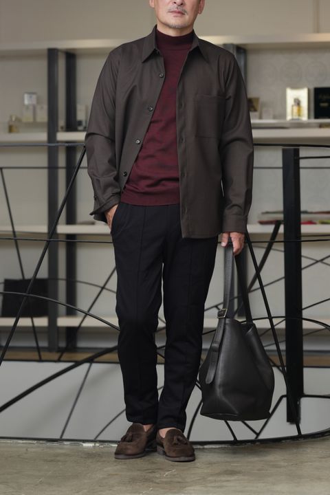 Gran Sasso モックネック ニットを使用した、ボルドーを効かせた大人のダークトーンスタイル