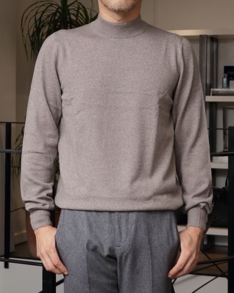 ES:S の撥水ポリエステル タイプライタートレンチコートを使用したモダンとクラシックを両立した秋の装い