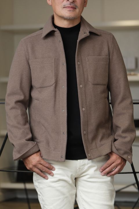 HERNO ブルゾンを使用した、ブラウン×ホワイトで魅せる大人のクリーンカジュアル スタイル