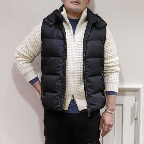 "MooRER"ダウンベストを使用したキレイめカジュアルスタイル