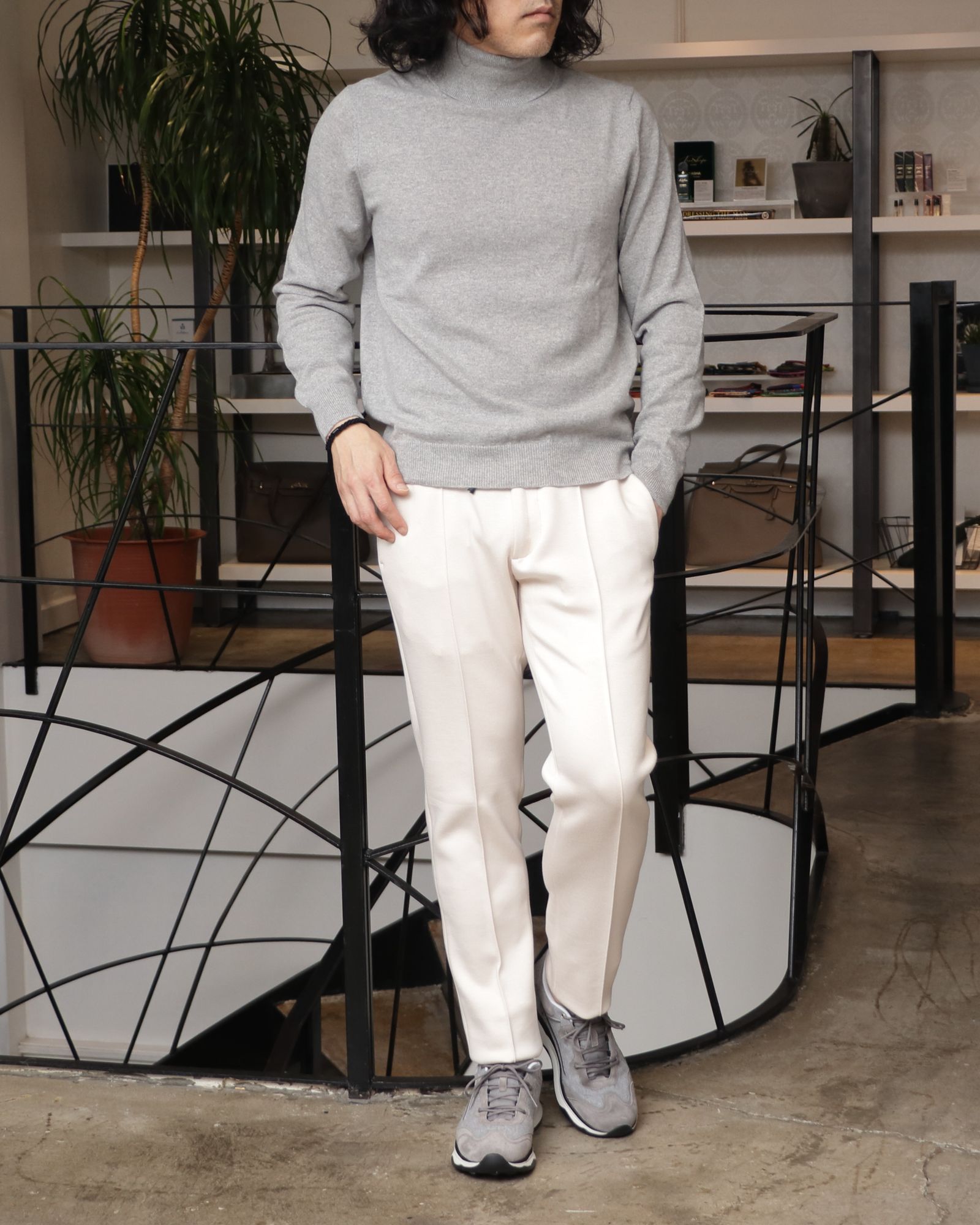 HERNOのダウンフーディーを使用した、上品スポーティ。淡色レイヤードで魅せる冬のリラックスセットアップ