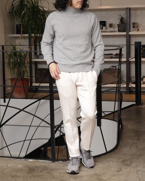 HERNOのダウンフーディーを使用した、上品スポーティ。淡色レイヤードで魅せる冬のリラックスセットアップ