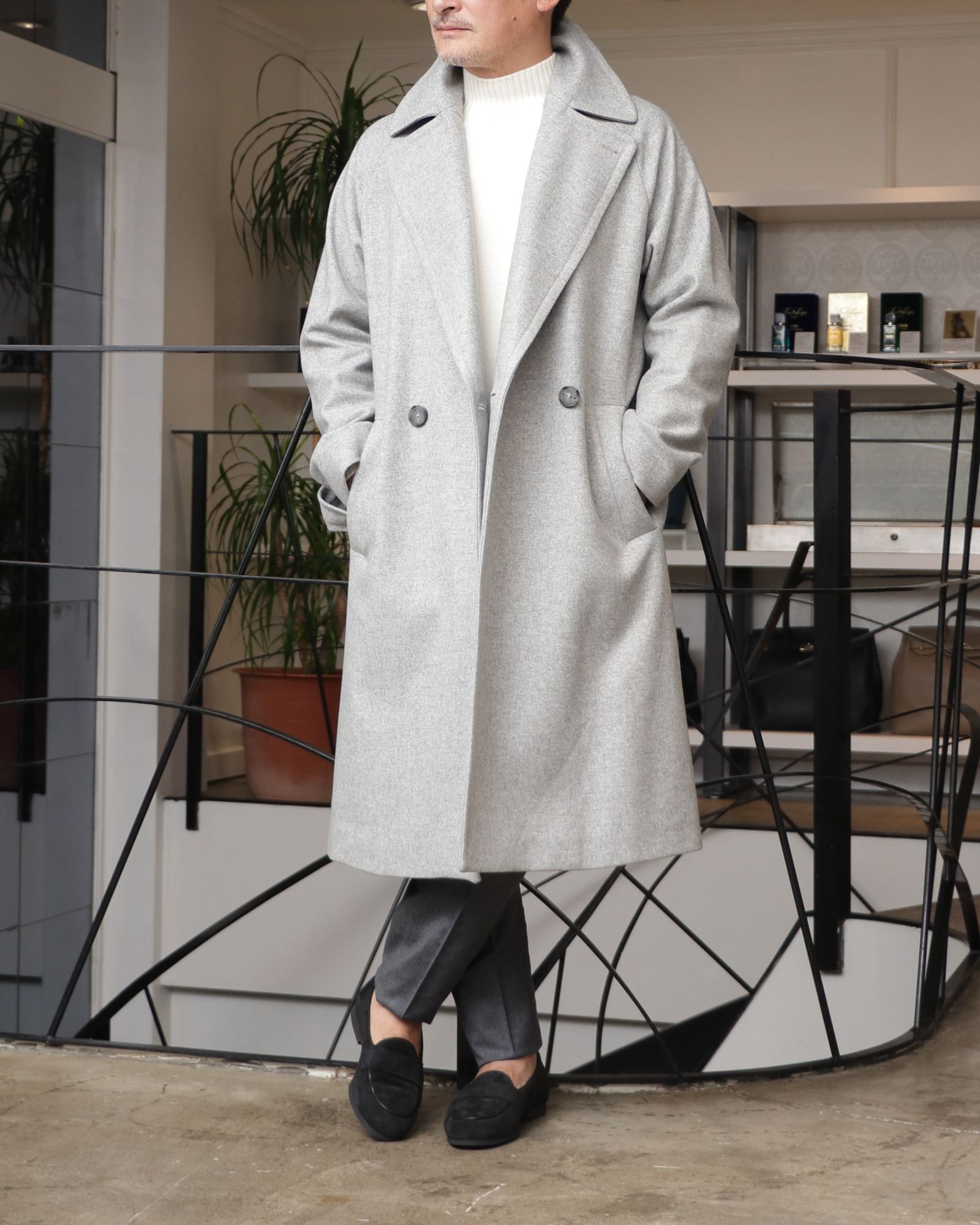 HEVO ウール ベルテッド ダブルコートを使用したグレーの濃淡で魅せる、冬の洗練スタイル