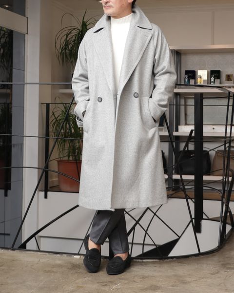 HEVO ウール ベルテッド ダブルコートを使用したグレーの濃淡で魅せる、冬の洗練スタイル