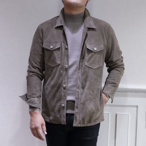 ARMAスエードシャツジャケットを使用したカジュアルスタイル