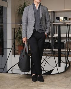 TAGLIATORE ジャケットを使用したブークレの柔らかさで魅せる、大人の都会派ジャケットスタイル