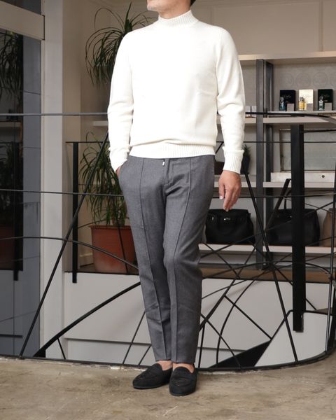 HEVO ウール ベルテッド ダブルコートを使用したグレーの濃淡で魅せる、冬の洗練スタイル