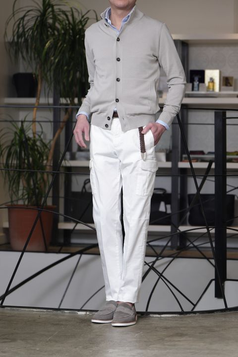 BRIGLIA 1949を使用した、ホワイトカーゴで魅せる大人の洗練カジュアル